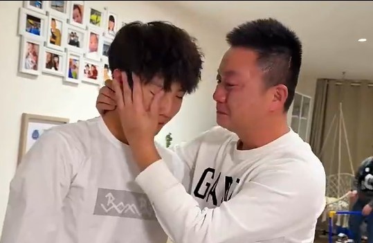 14岁李昊炎正式签约巴萨拉玛西亚U15 创中国球员历史 14岁李昊炎正式签约巴萨拉玛西亚U15 创中国球员历史