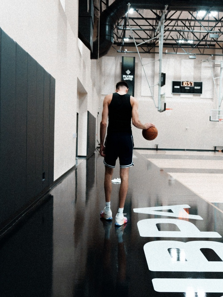 霍姆格伦社媒晒训练 与尤因场上握手致意 库明加点赞