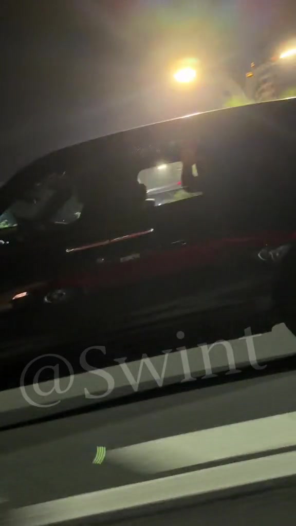 球迷追车狂喊追梦 格林摇下车窗挥手回应
