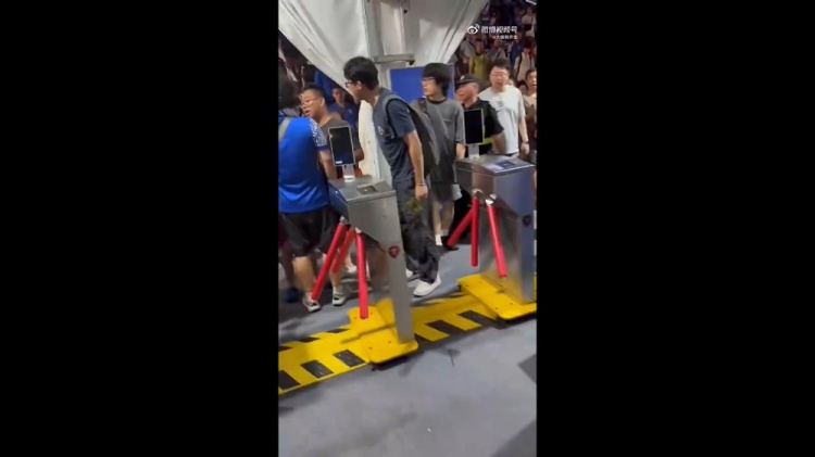 申花0-3国安后球迷围堵武磊球衣儿童 李璇:处罚应该但勿标签化 申花0-3国安后球迷围堵武磊球衣儿童 李璇:处罚应该但勿标签化