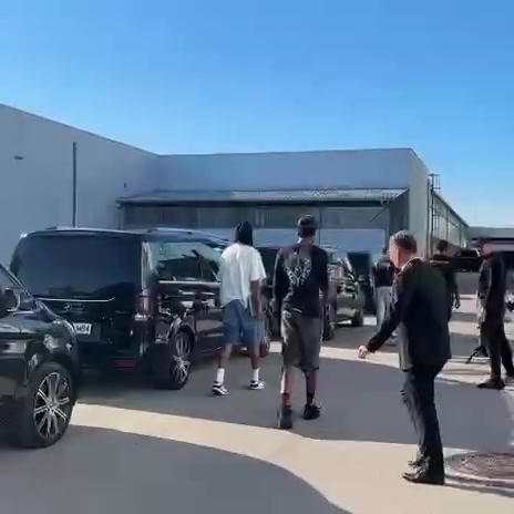 又换新项目了!东契奇带领队友们前往郊区进行保龄球对决 又换新项目了!东契奇带领队友们前往郊区进行保龄球对决