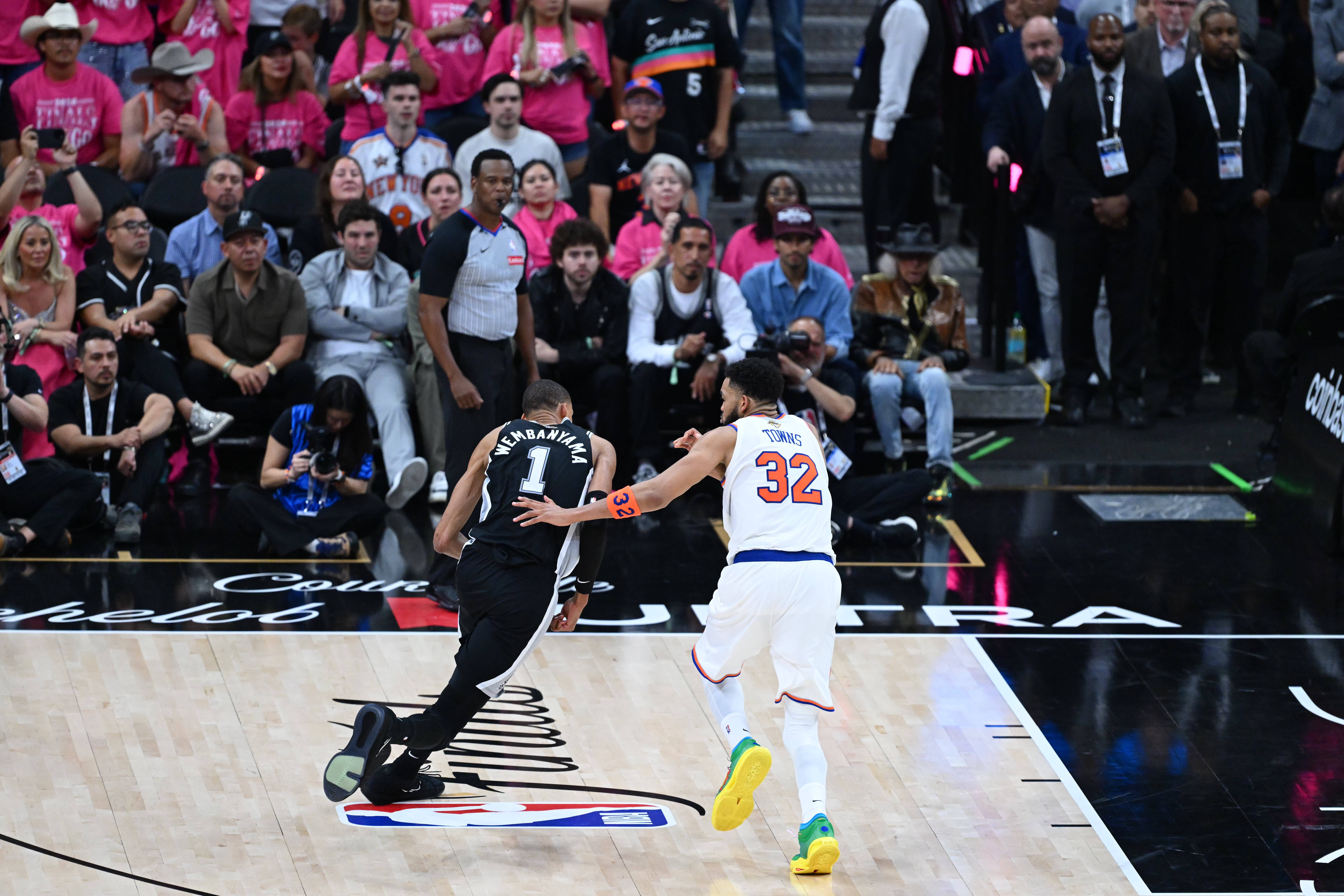 老哈达威：文班太瘦了没法在低位背打 他像波津一样根本增重不了