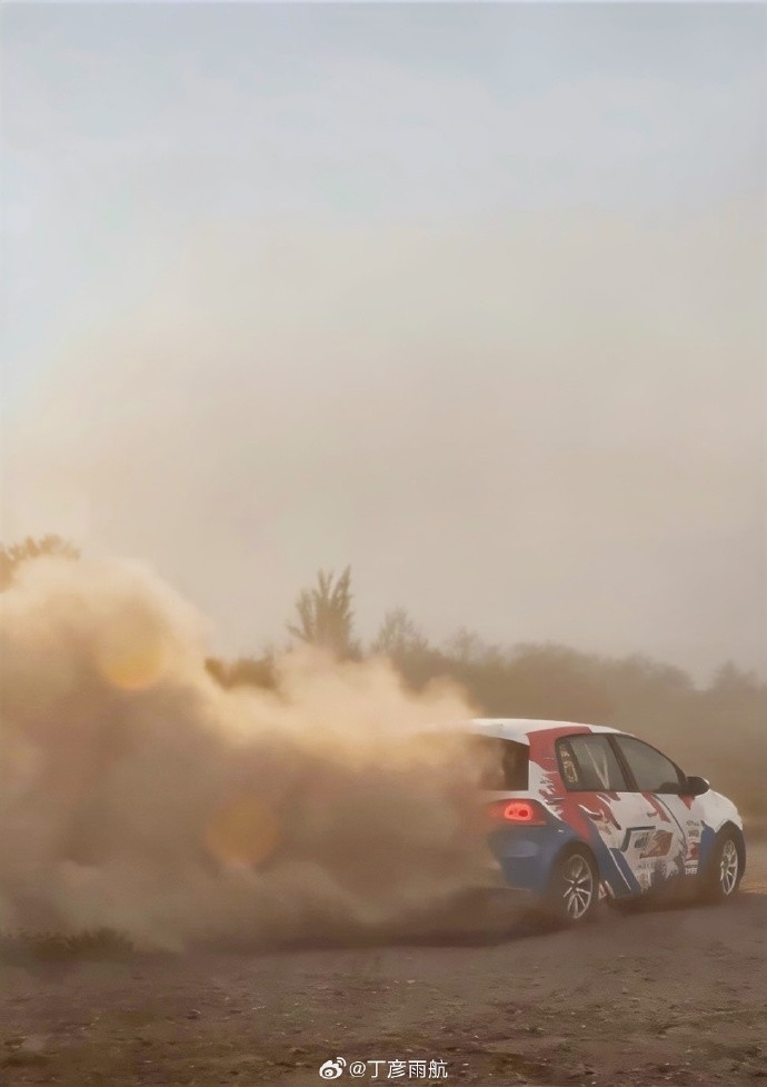 大玩具！丁彦雨航晒驾驶拉力赛车照：什么时候开启你的飞驰人生？