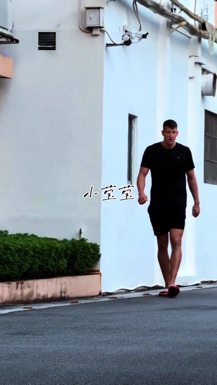 到位了！广东男篮新外援卢卡·博日奇已经到队