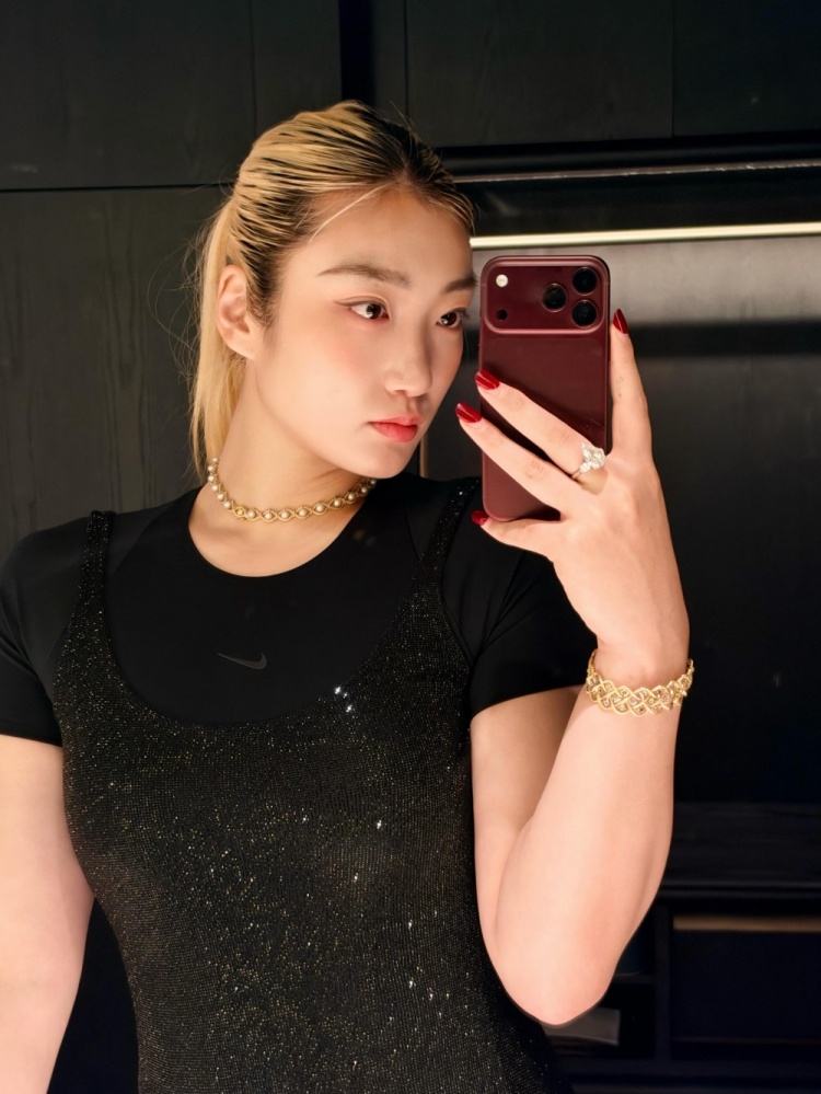 精心打扮了一番！李梦晒新手机自拍：确定！就是这抹红！ ​​​