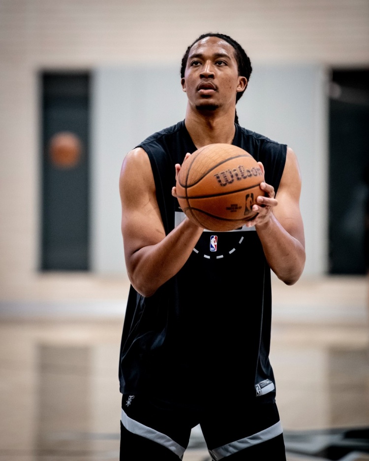 继续备战！马刺官方晒训练照：文班、巴恩斯、卡斯尔、瓦塞尔在列