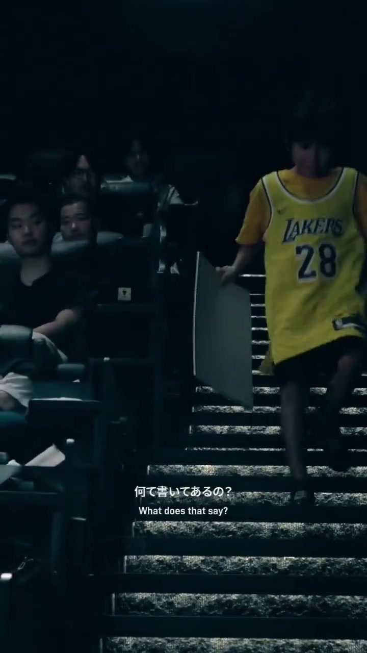 😅尴尬！八村塁现场“剥”下小球迷湖人球衣 强行换上快船战袍